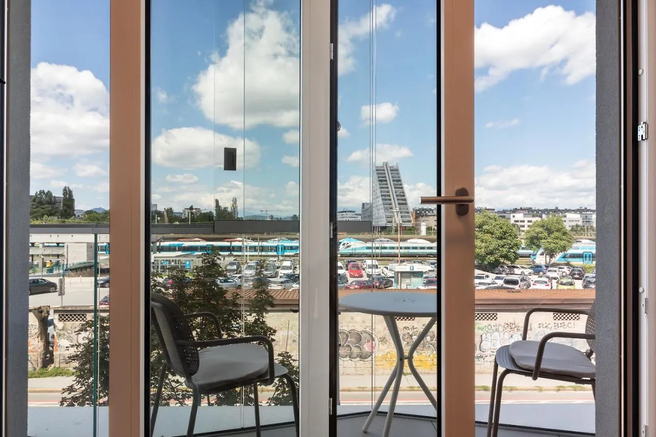 Modern One-Bedroom Residence Masarykova With Private Parking Lubiana
